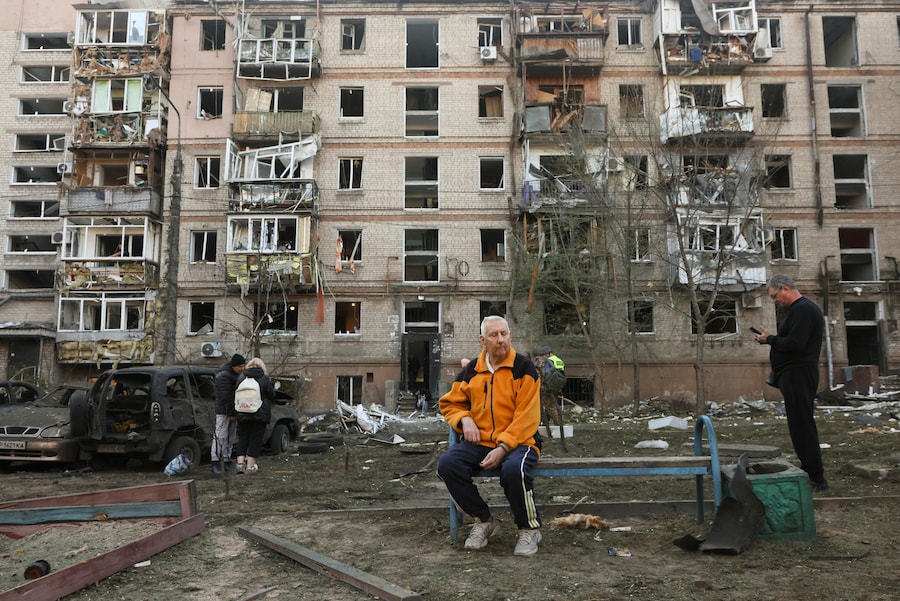 Abitanti del luogo sul sito di un attacco russo contro una zona residenziale a Zaporizhzhia, in Ucraina, il 9 ottobre 2026, nel contesto dell’invasione russa ancora in corso. Secondo quanto riportato dal Servizio statale di emergenza, almeno una persona è morta e altre otto sono rimaste ferite durante gli attacchi notturni russi con bombe plananti contro una zona residenziale di Zaporizhzhia. EPA/OLEG MOVCHANIUK (EPA)