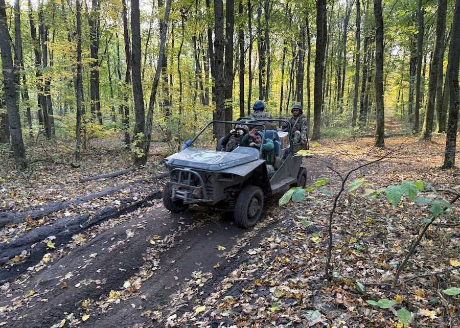 I militari della 68ª Brigata aeromobile autonoma "Oleksa Dovbush" delle Forze armate ucraine a bordo di un fuoristrada militare nei pressi della linea del fronte, durante l'attacco russo all'Ucraina, nella regione di Sumy, Ucraina, il 9 ottobre 2026. Foto scattata con un cellulare. REUTERS/Stringer (REUTERS)