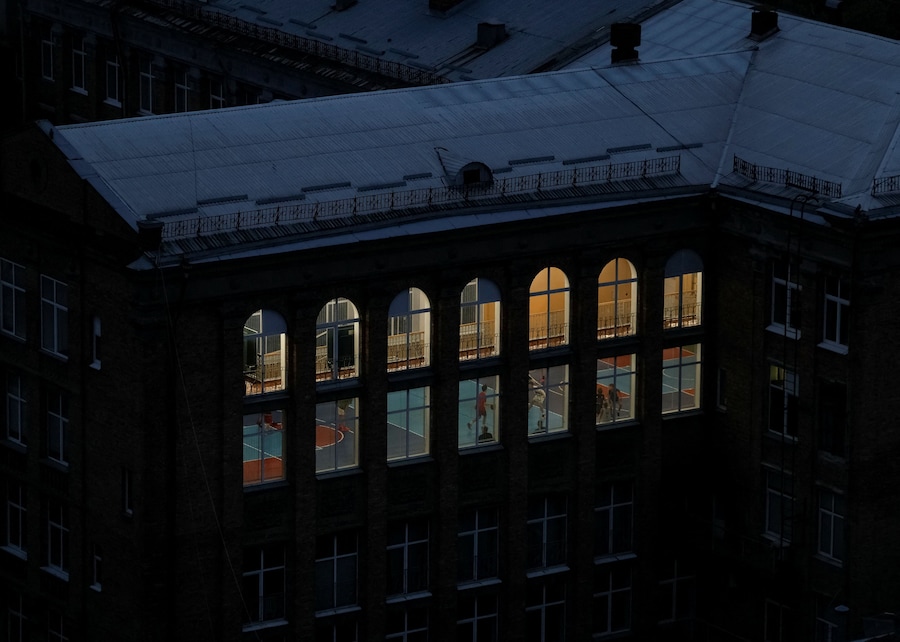A Kiev, in Ucraina, il 9 ottobre 2026, alcune persone giocano a pallacanestro in un edificio scarsamente illuminato durante un blackout elettrico, dopo che alcune infrastrutture civili strategiche sono state colpite da attacchi russi con missili e droni, nel contesto dell'offensiva russa contro l'Ucraina. REUTERS/Gleb Garanich (REUTERS)