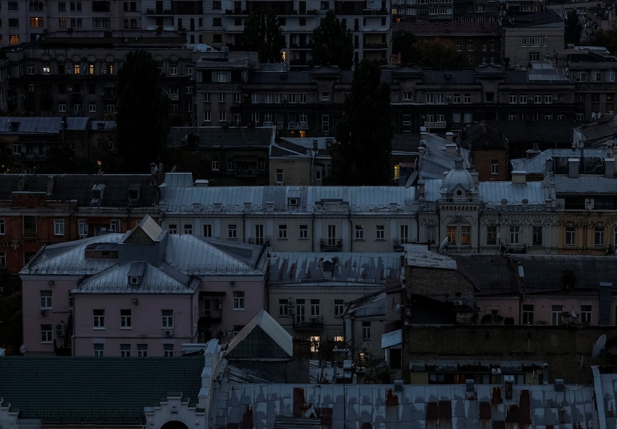 La capitale ucraina di sera, durante un blackout elettrico causato dagli attacchi russi con missili e droni che hanno colpito infrastrutture civili strategiche, nel contesto dell'offensiva russa contro l'Ucraina, a Kiev, Ucraina, il 9 ottobre 2026. REUTERS/Gleb Garanich (REUTERS)