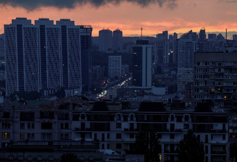 La capitale ucraina di sera, durante un blackout elettrico causato dagli attacchi russi con missili e droni contro infrastrutture civili strategiche, nel contesto dell'offensiva russa contro l'Ucraina, a Kiev, Ucraina, il 9 ottobre 2026. REUTERS/Gleb Garanich (REUTERS)