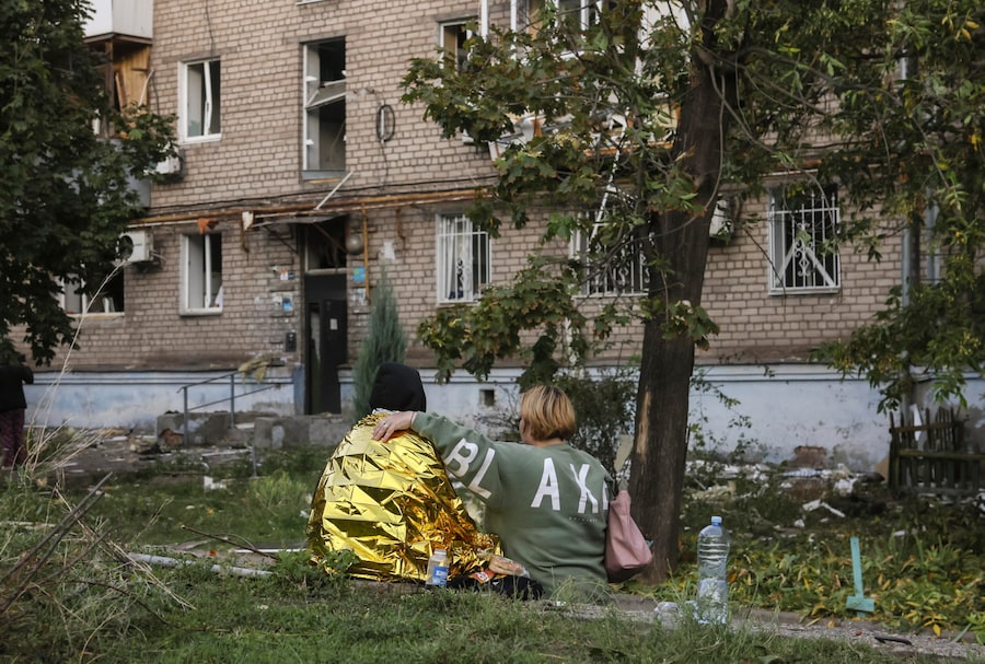 Alcuni residenti sono seduti sul luogo di un attacco russo contro una zona residenziale a Zaporizhzhia, in Ucraina, il 9 ottobre 2026, mentre l’invasione russa è ancora in corso. Secondo quanto riportato dal Servizio statale di emergenza, almeno una persona è morta e altre otto sono rimaste ferite durante gli attacchi notturni russi con bombe plananti contro una zona residenziale di Zaporizhzhia. EPA/OLEG MOVCHANIUK (EPA)