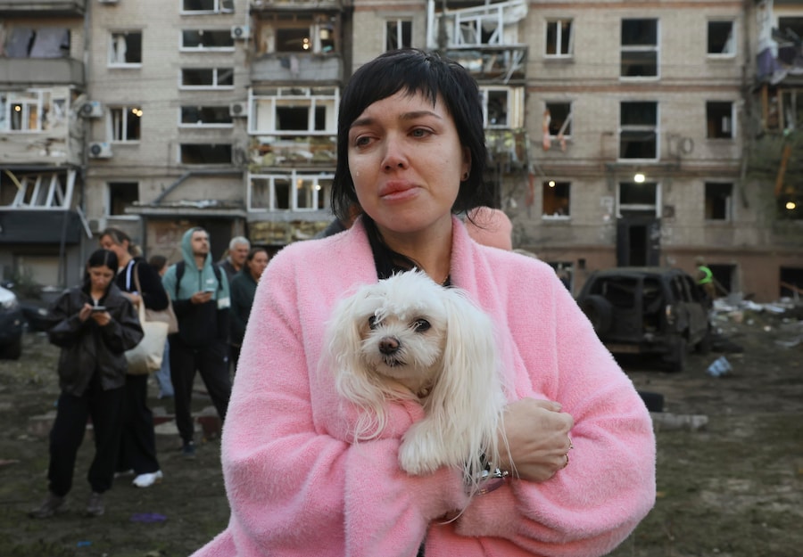 Una donna del posto, accompagnata dal proprio cane, reagisce sul luogo di un attacco russo contro una zona residenziale a Zaporizhzhia, in Ucraina, il 9 ottobre 2026, nel contesto dell’invasione russa ancora in corso. Secondo quanto riportato dal Servizio statale di emergenza, almeno una persona è morta e altre otto sono rimaste ferite durante gli attacchi notturni russi con bombe plananti contro una zona residenziale di Zaporizhzhia. EPA/OLEG MOVCHANIUK (EPA)