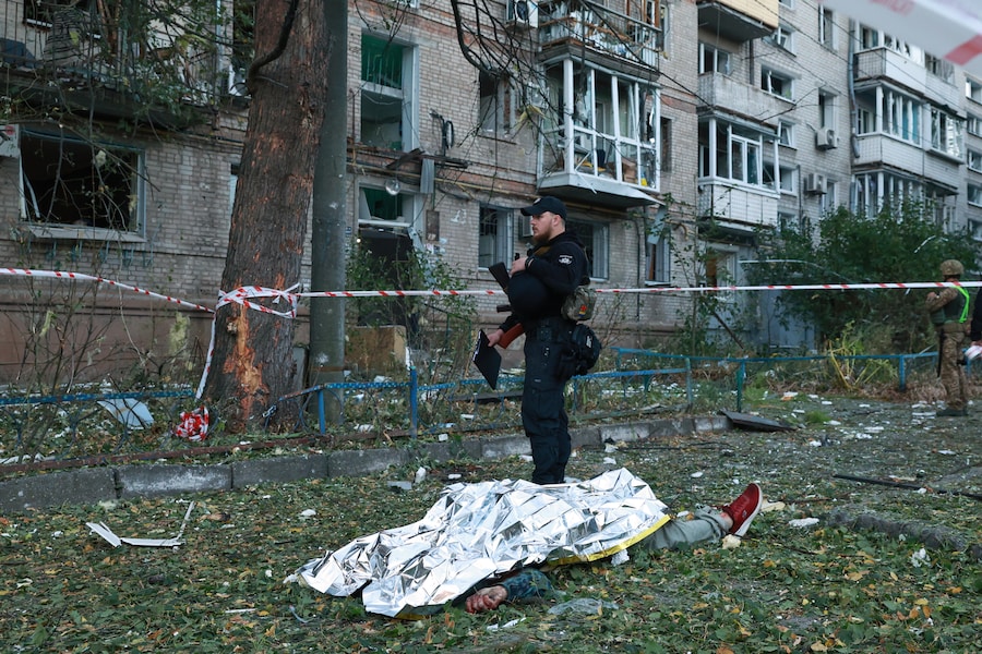 Un militare è in piedi accanto al corpo di una persona uccisa in un attacco russo contro un quartiere residenziale di Zaporizhzhia, in Ucraina, venerdì 9 ottobre 2026. (Foto AP/Kateryna Klochko) (APN)
