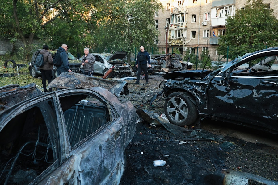Si vedono auto danneggiate da un attacco russo contro un quartiere residenziale a Zaporizhzhia, in Ucraina, venerdì 9 ottobre 2026. (AP Photo/Kateryna Klochko) (APN)