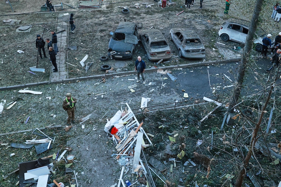 I residenti locali accanto alle auto danneggiate da un attacco russo in un quartiere residenziale di Zaporizhzhia, in Ucraina, venerdì 9 ottobre 2026. (AP Photo/Kateryna Klochko) (APN)
