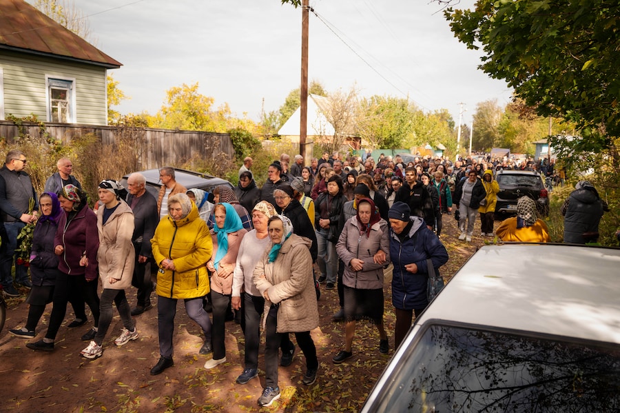 I partecipanti al funerale si dirigono verso il cimitero durante il corteo funebre in memoria dei familiari uccisi in un attacco missilistico contro un edificio residenziale il 7 ottobre a Pryluky, nella regione di Chernihiv, in Ucraina, venerdì 9 ottobre 2026. (AP Photo/Dan Bashakov) (APN)