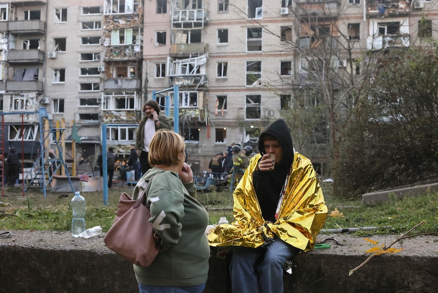 Abitanti del luogo sul sito di un attacco russo contro una zona residenziale a Zaporizhzhia, in Ucraina, il 9 ottobre 2026, nel contesto dell’invasione russa in corso. Secondo quanto riportato dal Servizio statale di emergenza, almeno una persona è morta e altre otto sono rimaste ferite durante gli attacchi notturni russi con bombe plananti contro una zona residenziale di Zaporizhzhia. EPA/OLEG MOVCHANIUK (EPA)