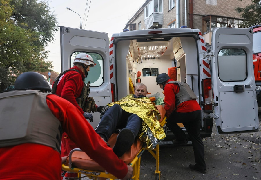 I soccorritori ucraini prestano soccorso alla popolazione locale sul luogo di un attacco russo contro una zona residenziale a Zaporizhzhia, in Ucraina, il 9 ottobre 2026, nel contesto dell’invasione russa ancora in corso. Secondo quanto riportato dal Servizio statale di emergenza, almeno una persona è morta e altre otto sono rimaste ferite durante gli attacchi notturni russi con bombe plananti contro una zona residenziale di Zaporizhzhia. EPA/OLEG MOVCHANIUK (EPA)