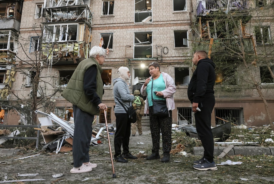 La popolazione locale si raduna sul luogo di un attacco russo contro una zona residenziale a Zaporizhzhia, in Ucraina, il 9 ottobre 2026, mentre l’invasione russa è ancora in corso. Secondo quanto riportato dal Servizio statale di emergenza, almeno una persona è morta e altre otto sono rimaste ferite durante gli attacchi notturni russi con bombe plananti contro una zona residenziale di Zaporizhzhia. EPA/OLEG MOVCHANIUK (EPA)