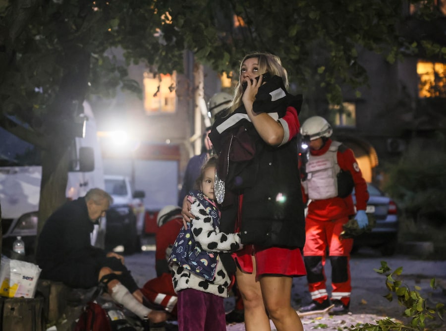 La popolazione locale reagisce sul luogo di un attacco russo contro una zona residenziale a Zaporizhzhia, in Ucraina, il 9 ottobre 2026, nel contesto dell’invasione russa ancora in corso. Secondo quanto riportato dal Servizio statale di emergenza, almeno una persona è morta e altre otto sono rimaste ferite durante gli attacchi notturni russi con bombe plananti contro una zona residenziale di Zaporizhzhia. EPA/OLEG MOVCHANIUK (EPA)