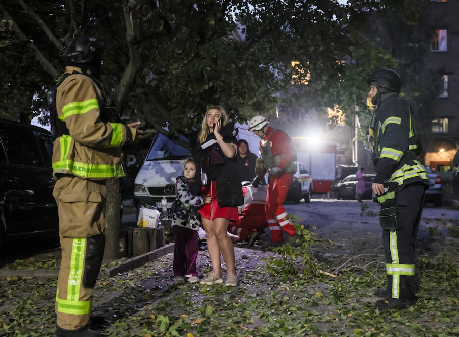 La popolazione locale reagisce sul luogo di un attacco russo contro una zona residenziale a Zaporizhzhia, in Ucraina, il 9 ottobre 2026, nel contesto dell’invasione russa ancora in corso. Secondo quanto riportato dal Servizio statale di emergenza, almeno una persona è morta e altre otto sono rimaste ferite durante gli attacchi notturni russi con bombe plananti contro una zona residenziale di Zaporizhzhia. EPA/OLEG MOVCHANIUK (EPA)