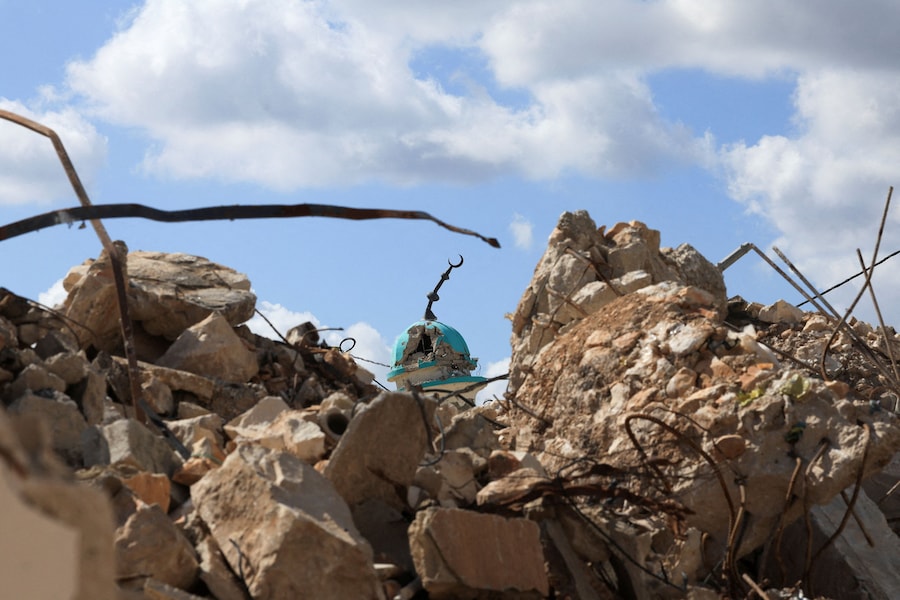Edifici danneggiati a West Zawtar, nel sud del Libano (REUTERS)