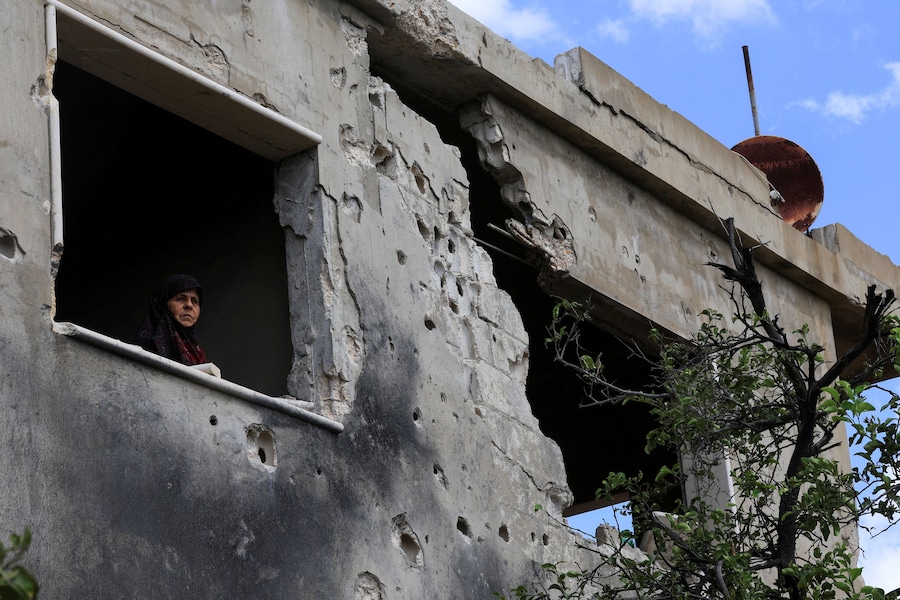 Mariam al-Yaghi, 67 anni, residente a West Zawtar, in Libano, nella sua casa danneggiata nel sud del Libano (REUTERS)