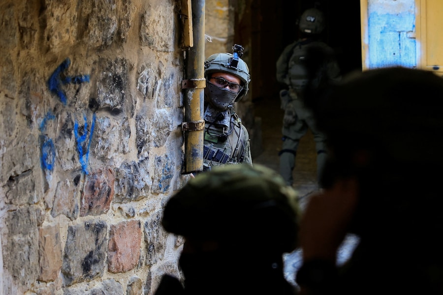 Le forze israeliane sorvegliano il tour settimanale dei coloni israeliani a Hebron, nella Cisgiordania occupata da Israele (REUTERS)