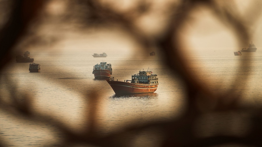Navi nello Stretto di Hormuz, viste da Musandam, Oman (REUTERS)