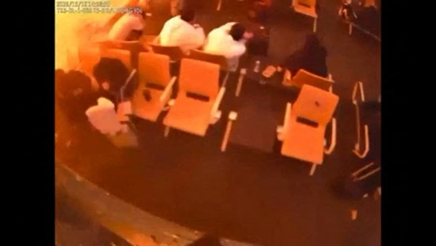 Le immagini delle telecamere di sorveglianza mostrano alcune persone sedute in una sala d'attesa che fuggono al momento dell'attacco, in un luogo identificato come l'Aeroporto Internazionale Re Khalid di Riyadh, in Arabia Saudita (via REUTERS)