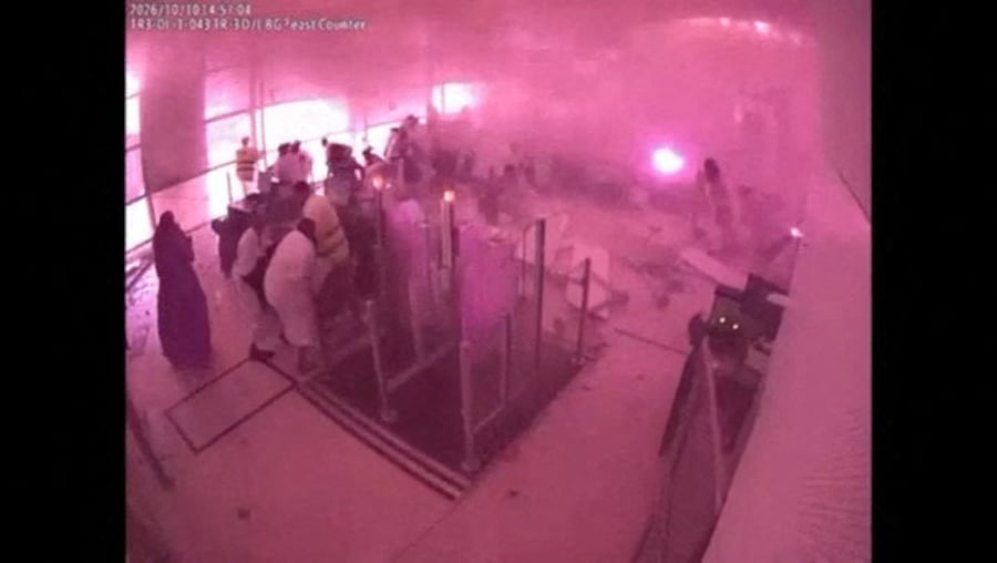 Le immagini delle telecamere di sorveglianza mostrano fumo e fiamme mentre le persone fuggono al momento dell’attacco all’Aeroporto Internazionale Re Khalid di Riyadh, in Arabia Saudita (via REUTERS)
