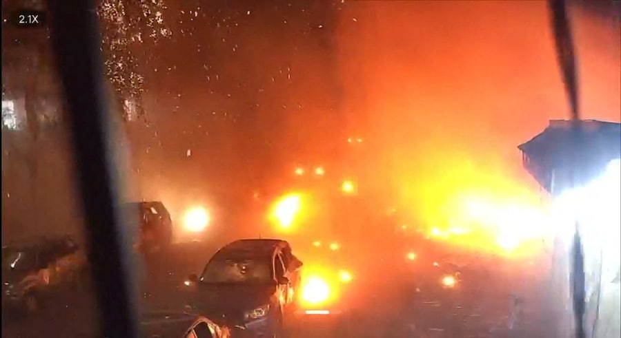 Le immagini delle telecamere di sorveglianza mostrano veicoli parcheggiati in una strada durante un'esplosione causata da un attacco russo a Kharkiv, Ucraina (via REUTERS)