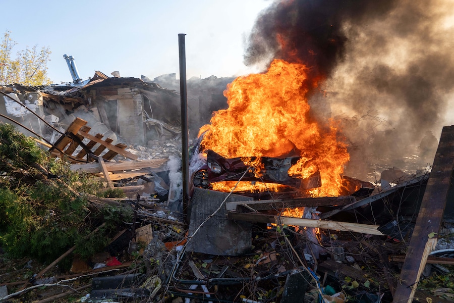 Un'auto in fiamme in seguito a un attacco russo contro un quartiere residenziale di Kharkiv, in Ucraina (APN)