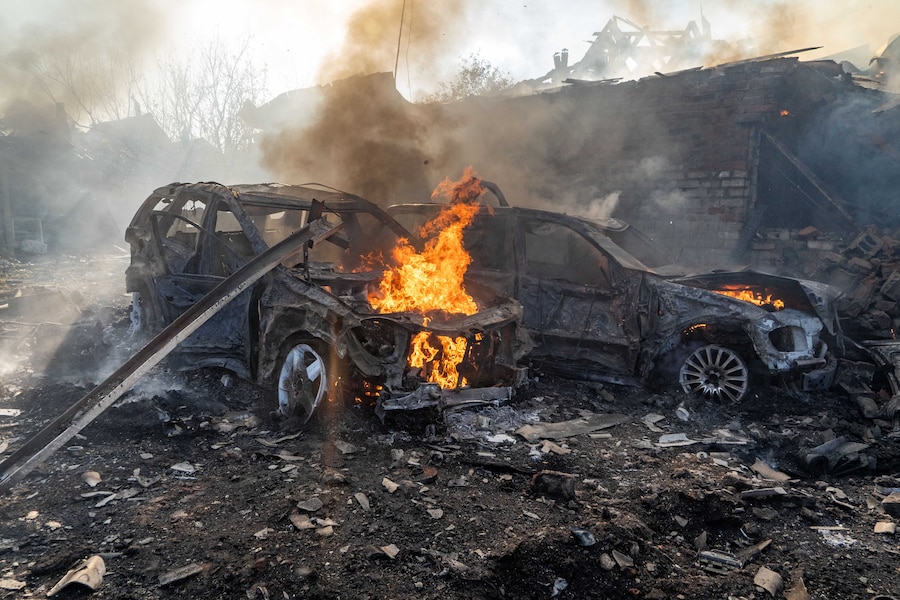 Auto in fiamme dopo un attacco russo contro un quartiere residenziale di Kharkiv (APN)