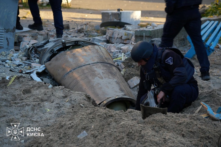 Gli artificieri del Servizio statale di emergenza lavorano per disinnescare una testata inesplosa di un missile balistico russo caduta in seguito a un'intercettazione in una zona residenziale a Kiev, Ucraina (via REUTERS)