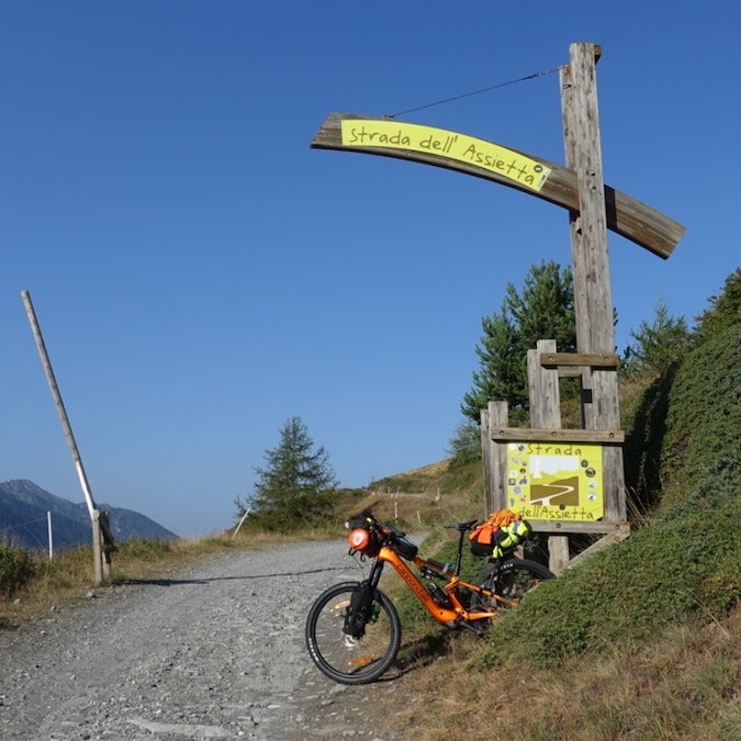 Il punto di partenza della Strada dell’Assietta da Pian dell’Alpe