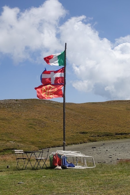 Italia, Piemonte e Occitania Bandiere al Rifugio Casa Assietta