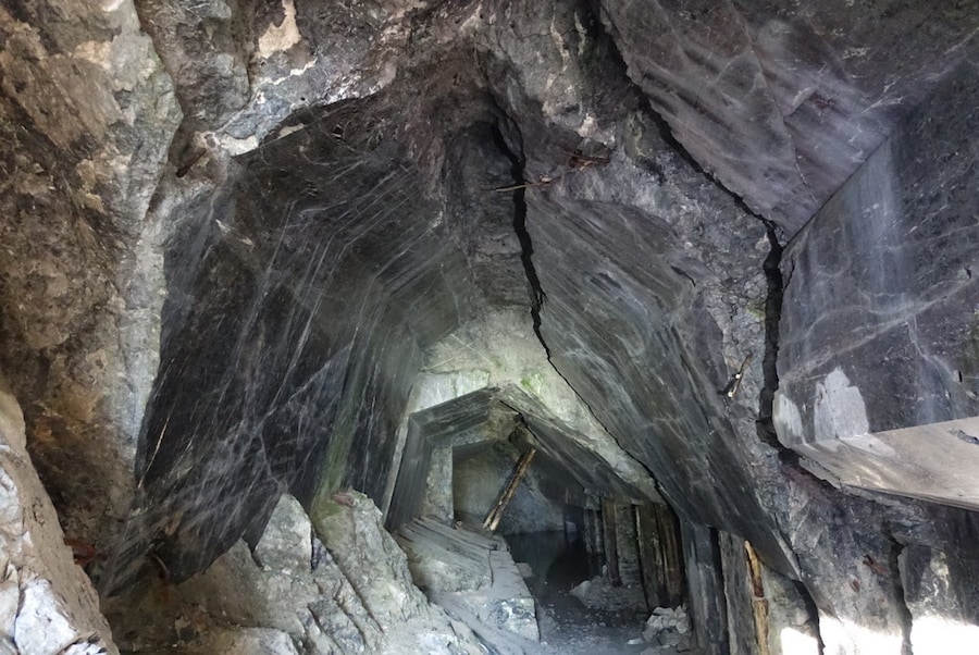 Nelle vecchie cave di marmo verde sopra Cesana Torinese