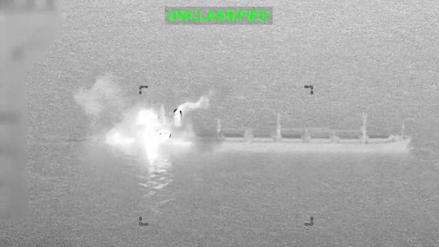 Fumo e fiamme si levano da una nave da carico commerciale in seguito a un attacco; secondo il Comando Centrale degli Stati Uniti, la nave sarebbe stata messa fuori uso nel Golfo di Oman dopo che l’equipaggio aveva ignorato gli avvertimenti e tentato di sfondare un blocco navale contro l’Iran, in una località indicata come il Golfo di Oman, il 10 ottobre 2026, in questa immagine tratta da un video diffuso dal Comando Centrale degli Stati Uniti. Comando Centrale degli Stati Uniti/Diffuso tramite REUTERS (via REUTERS)