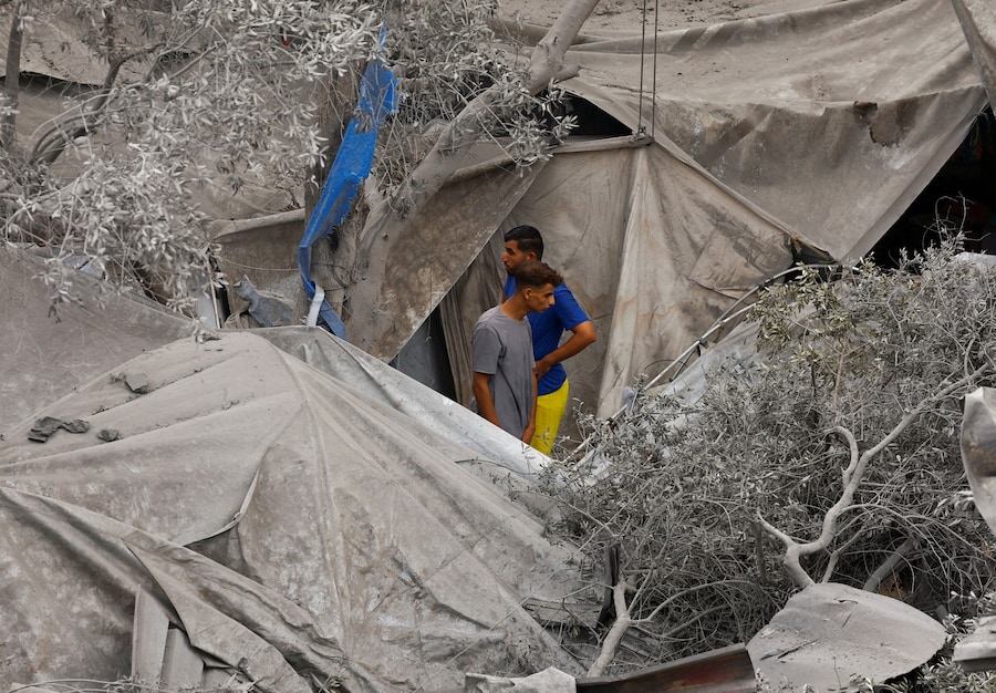 I palestinesi ispezionano il sito di un'abitazione colpita dai raid aerei israeliani dopo che sabato in tarda serata l'esercito israeliano aveva intimato ai residenti di evacuare l'area, ad Al-Zawayda, nella Striscia di Gaza centrale, l'11 ottobre 2026. REUTERS/Mahmoud Issa (REUTERS)