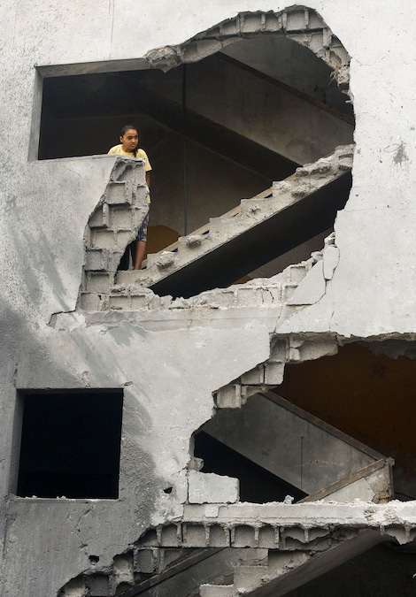 Un palestinese osserva il luogo in cui si trovava un'abitazione colpita dai raid aerei israeliani, dopo che sabato in tarda serata l'esercito israeliano aveva intimato ai residenti di evacuare la zona, ad Al-Zawayda, nella Striscia di Gaza centrale, l'11 ottobre 2026. REUTERS/Mahmoud Issa (REUTERS)