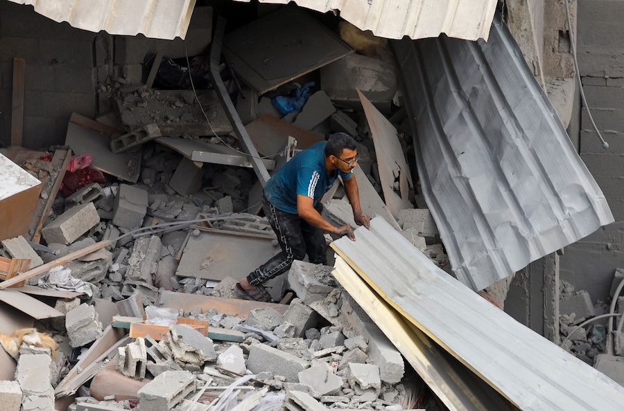 Un palestinese ispeziona il luogo in cui sorgeva un'abitazione colpita dai raid aerei israeliani, dopo che sabato in tarda serata l'esercito israeliano aveva intimato ai residenti di evacuare la zona, ad Al-Zawayda, nella Striscia di Gaza centrale, l'11 ottobre 2026. REUTERS/Mahmoud Issa (REUTERS)