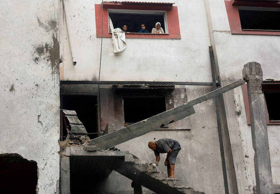 I palestinesi ispezionano il sito di un'abitazione colpita dai raid aerei israeliani dopo che, nella tarda serata di sabato, l'esercito israeliano aveva intimato ai residenti di evacuare l'area, ad Al-Zawayda, nella Striscia di Gaza centrale, l'11 ottobre 2026. REUTERS/Mahmoud Issa (REUTERS)