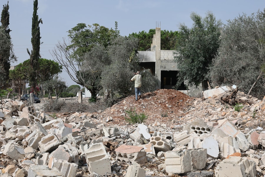 Un contadino libanese raccoglie le olive tra le macerie di un edificio danneggiato nel villaggio di Zawtar al-Gharbiyah, nel sud del Libano, vicino al vicino villaggio di Zawtar al-Sharqieh, dove sono di stanza le forze israeliane, nel sud del Libano, il 10 ottobre 2026. La coltivazione delle olive nel sud del Libano rappresenta una fonte di reddito fondamentale per le famiglie rurali, in particolare nei villaggi di confine. La guerra e le operazioni militari israeliane hanno interrotto la raccolta delle olive a causa dei bombardamenti, degli incendi e degli sfollamenti, costringendo molti agricoltori ad abbandonare le proprie terre e aumentando i costi per comunità già vulnerabili. EPA/WAEL HAMZEH (EPA)