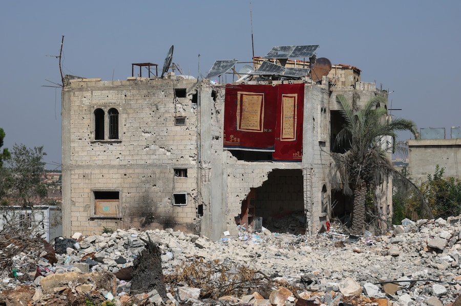 Un edificio danneggiato nel villaggio di Zawtar al-Gharbiyah, nel sud del Libano, vicino al vicino villaggio di Zawtar al-Sharqieh, dove sono di stanza le forze israeliane, nel sud del Libano, 10 ottobre 2026. La coltivazione degli ulivi nel sud del Libano rappresenta una fonte di reddito fondamentale per le famiglie rurali, in particolare nei villaggi di confine. La guerra e le operazioni militari israeliane hanno interrotto la raccolta delle olive a causa dei bombardamenti, degli incendi e degli sfollamenti, costringendo molti agricoltori ad abbandonare le proprie terre e aumentando i costi per comunità già vulnerabili. EPA/WAEL HAMZEH (EPA)