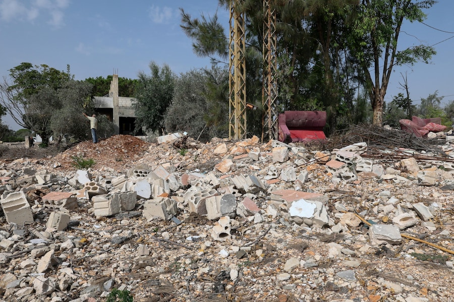 Un contadino libanese raccoglie le olive tra le macerie di un edificio danneggiato nel villaggio di Zawtar al-Gharbiyah, nel sud del Libano, vicino al vicino villaggio di Zawtar al-Sharqieh, dove sono di stanza le forze israeliane, nel sud del Libano, il 10 ottobre 2026. La coltivazione delle olive nel sud del Libano rappresenta una fonte di reddito fondamentale per le famiglie rurali, in particolare nei villaggi di confine. La guerra e le operazioni militari israeliane hanno interrotto la raccolta delle olive a causa dei bombardamenti, degli incendi e degli sfollamenti, costringendo molti agricoltori ad abbandonare le proprie terre e aumentando i costi per comunità già vulnerabili. EPA/WAEL HAMZEH (EPA)