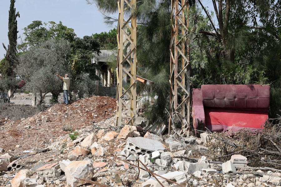 Un contadino libanese raccoglie le olive tra le macerie di un edificio danneggiato nel villaggio di Zawtar al-Gharbiyah, nel sud del Libano, vicino al vicino villaggio di Zawtar al-Sharqieh, dove sono di stanza le forze israeliane, nel sud del Libano, il 10 ottobre 2026. La coltivazione delle olive nel sud del Libano rappresenta una fonte di reddito fondamentale per le famiglie rurali, in particolare nei villaggi di confine. La guerra e le operazioni militari israeliane hanno interrotto la raccolta delle olive a causa dei bombardamenti, degli incendi e degli sfollamenti, costringendo molti agricoltori ad abbandonare le proprie terre e aumentando i costi per comunità già vulnerabili. EPA/WAEL HAMZEH (EPA)