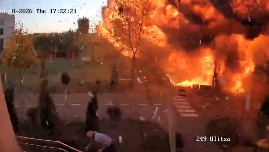 Un uomo sfugge a un attacco con un drone contro una scuola materna, nel contesto dell'offensiva russa contro l'Ucraina, a Sviatopetrivske, nei pressi di Kiev, Ucraina, l'8 ottobre 2026, in questa immagine tratta da un video pubblicato sui social media. VIDEO OTTENUTO DA REUTERS /via REUTERS (via REUTERS)