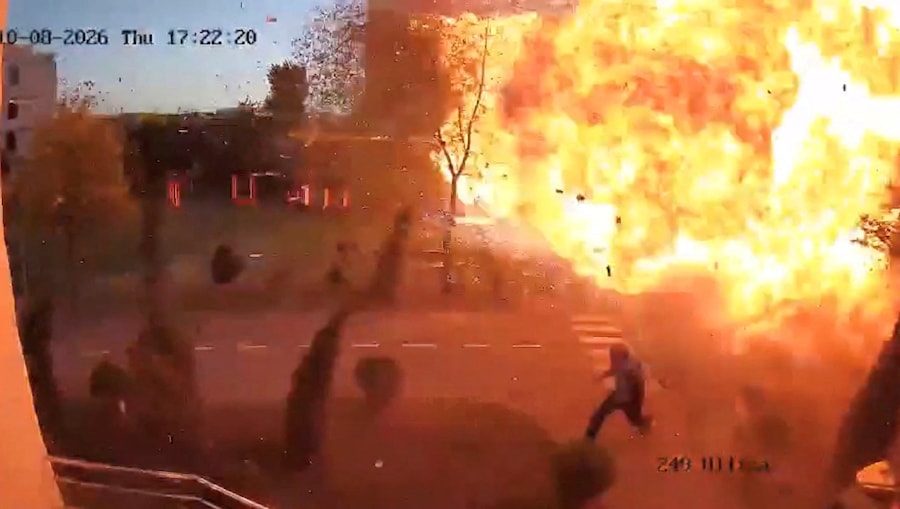 Un uomo sfugge all'attacco di un drone contro una scuola-asilo, nel contesto dell'offensiva russa contro l'Ucraina, a Sviatopetrivske, nei pressi di Kiev, in Ucraina, l'8 ottobre 2026, in questa immagine tratta da un video pubblicato sui social media. VIDEO OTTENUTO DA REUTERS /via REUTERS (via REUTERS)