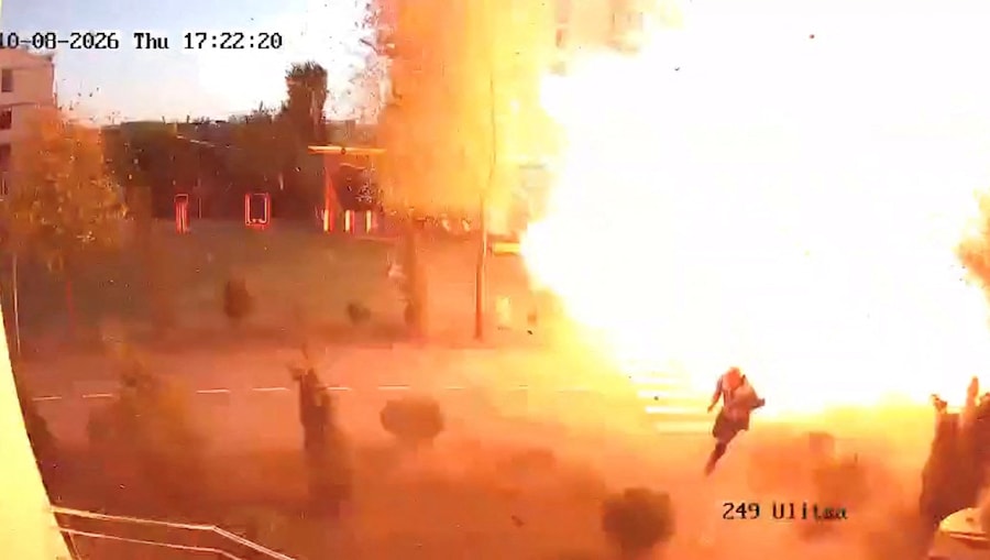 Un uomo sfugge a un attacco con un drone contro una scuola materna, nel contesto dell'offensiva russa contro l'Ucraina, a Sviatopetrivske, nei pressi di Kiev, Ucraina, l'8 ottobre 2026, in questa immagine tratta da un video pubblicato sui social media. VIDEO OTTENUTO DA REUTERS /via REUTERS (via REUTERS)