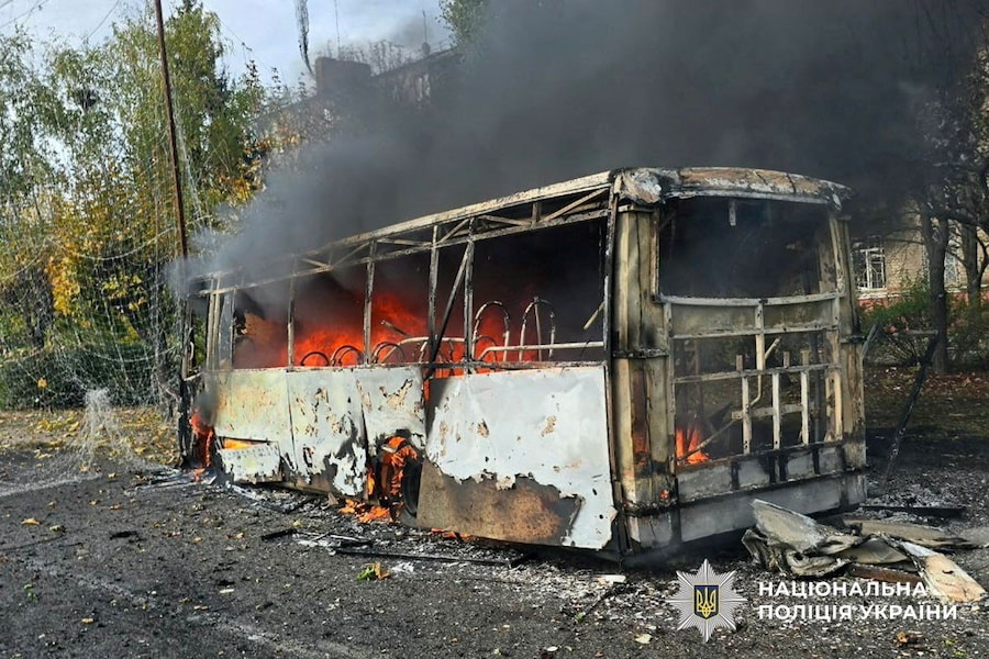 Un autobus in fiamme a seguito di un attacco aereo russo, nel contesto dell’offensiva russa contro l’Ucraina, nella città di Kramatorsk, nella regione di Donetsk, Ucraina, l’8 ottobre 2026. Ufficio stampa della Polizia nazionale ucraina/Foto fornita tramite REUTERS (via REUTERS)
