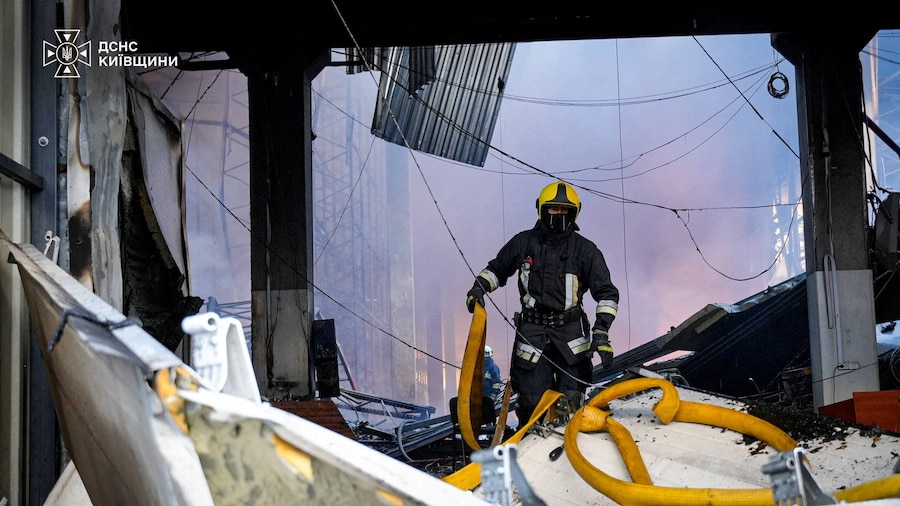 Un vigile del fuoco interviene sul luogo di un magazzino distrutto da un attacco con droni russi, nel contesto dell’offensiva russa contro l’Ucraina, nella regione di Kiev, Ucraina, in questa foto fornita e diffusa l’8 ottobre 2026. Ufficio stampa del Servizio statale di emergenza dell’Ucraina nella regione di Kiev/Foto fornita tramite REUTERS (via REUTERS)