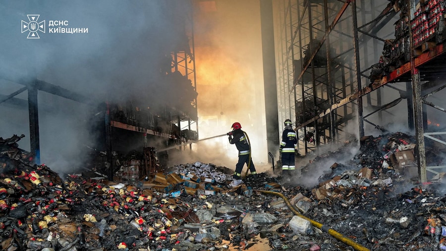 I vigili del fuoco intervengono sul luogo di un magazzino distrutto da un attacco con droni russi, nel contesto dell’offensiva russa contro l’Ucraina, nella regione di Kiev, Ucraina, in questa foto fornita e diffusa l’8 ottobre 2026. Ufficio stampa del Servizio statale di emergenza dell’Ucraina nella regione di Kiev/Foto fornita tramite REUTERS ATTENZIONE (via REUTERS)