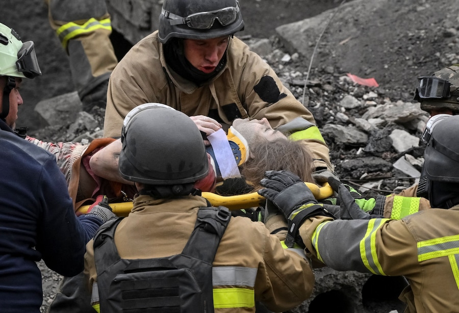 I soccorritori evacuano Alina, una donna ferita di 22 anni, rinvenuta sotto le macerie di un condominio danneggiato durante un attacco aereo russo, nel contesto dell'offensiva russa contro l'Ucraina, a Zaporizhzhia, Ucraina, il 10 ottobre 2026. REUTERS/Stringer (REUTERS)