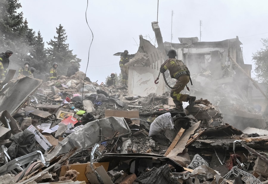 I soccorritori sono al lavoro sul luogo di un condominio danneggiato durante un attacco aereo russo, nel contesto dell'offensiva russa contro l'Ucraina, a Zaporizhzhia, Ucraina, il 10 ottobre 2026. REUTERS/Stringer (REUTERS)