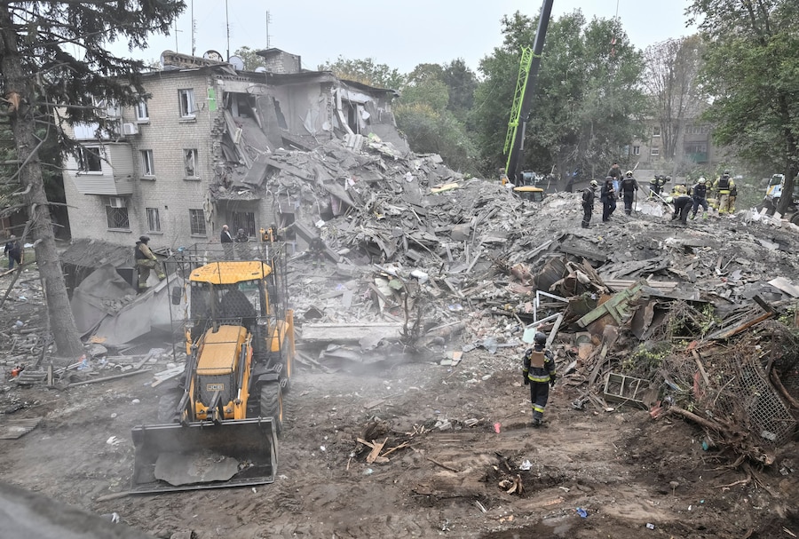 I soccorritori sono al lavoro sul luogo di un condominio danneggiato durante un attacco aereo russo, nel contesto dell'offensiva russa contro l'Ucraina, a Zaporizhzhia, Ucraina, il 10 ottobre 2026. REUTERS/Stringer (REUTERS)