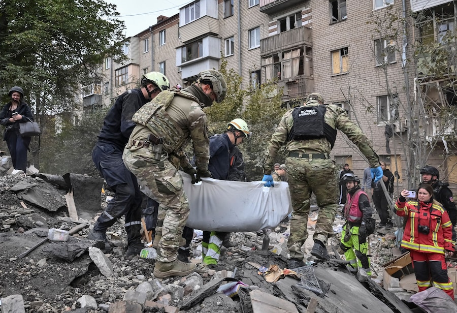 I soccorritori trasportano il corpo di una persona deceduta rinvenuta sotto le macerie di un condominio danneggiato durante un attacco aereo russo, nel contesto dell'offensiva russa contro l'Ucraina, a Zaporizhzhia, Ucraina, il 10 ottobre 2026. REUTERS/Stringer (REUTERS)