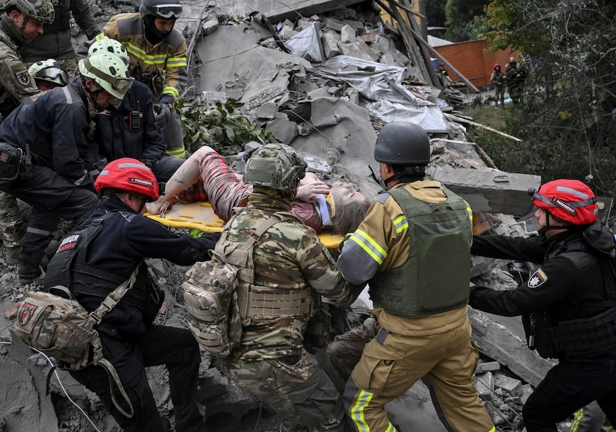 I soccorritori evacuano Alina, una donna ferita di 22 anni, rinvenuta sotto le macerie di un condominio danneggiato durante un attacco aereo russo, nel contesto dell’offensiva russa contro l’Ucraina, a Zaporizhzhia, in Ucraina, il 10 ottobre 2026. REUTERS/Stringer (REUTERS)