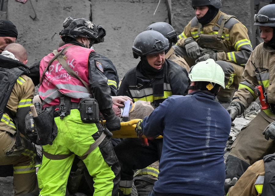 I soccorritori evacuano Alina, una donna ferita di 22 anni, rinvenuta sotto le macerie di un condominio danneggiato durante un attacco aereo russo, nel contesto dell'offensiva russa contro l'Ucraina, a Zaporizhzhia, Ucraina, il 10 ottobre 2026. REUTERS/Stringer (REUTERS)